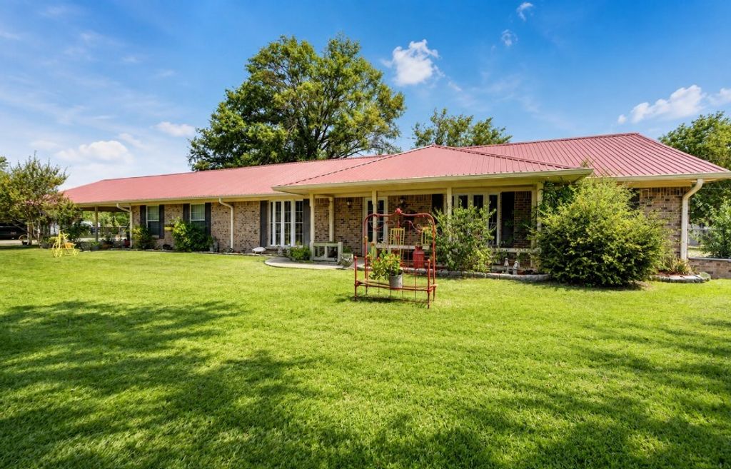 1022 Robin Road, Oak Ridge, TX 75161