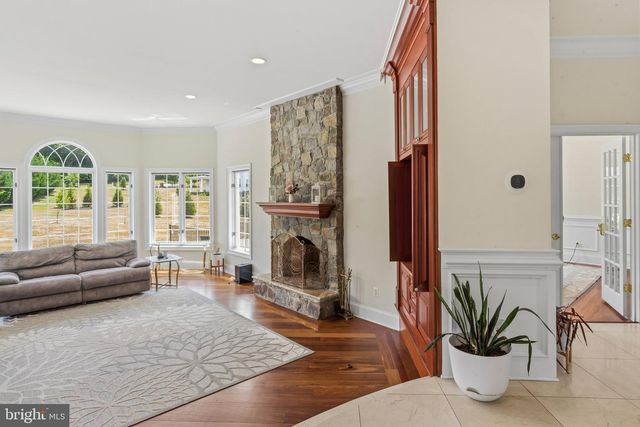 40163 BEACON HILL DR, Leesburg, VA 20176