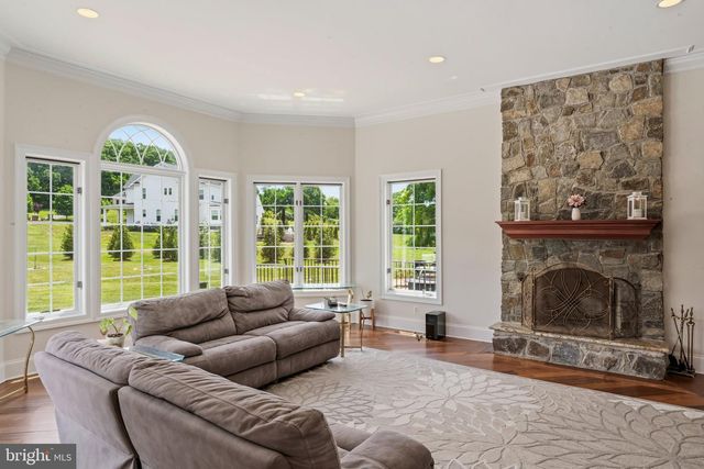 40163 BEACON HILL DR, Leesburg, VA 20176