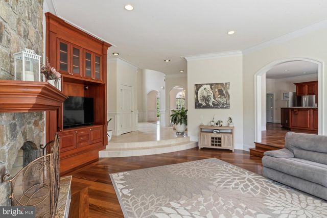 40163 BEACON HILL DR, Leesburg, VA 20176