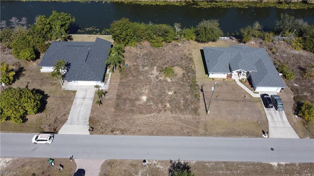 Image 3 of property listing at 425 NW 5th TER, Cape Coral, FL 33993