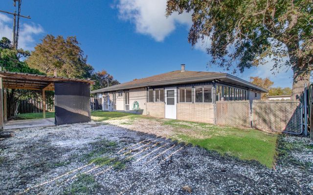 7918 Bayside Drive, Beach City, TX 77523