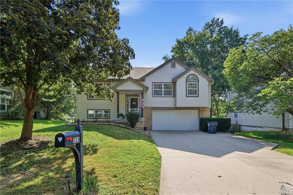 528 NW 41st Street, Blue Springs, MO 64015