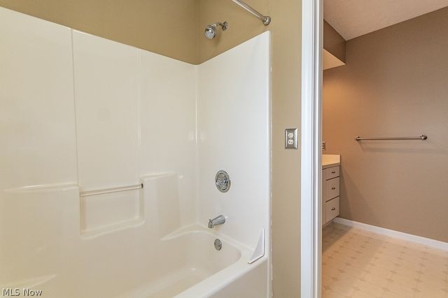 104 Woodbridge Crossing, Chardon, OH 44024
