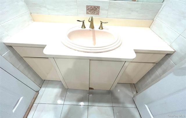 76-36 265th Street, New Hyde Park, NY 11040