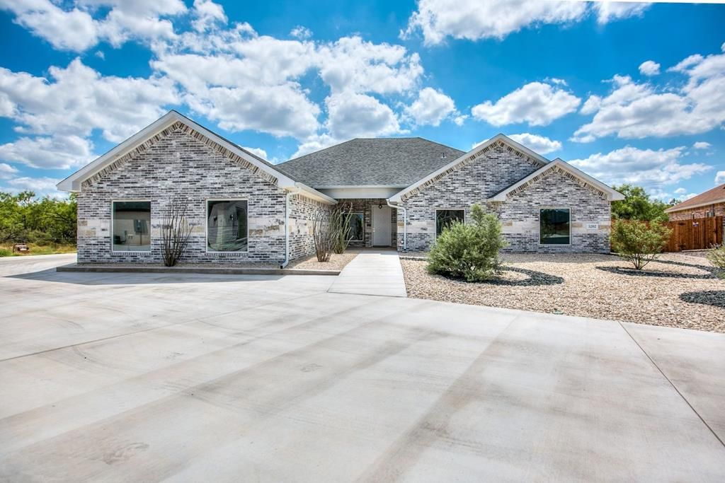 Image 4 of property listing at 5202 Riviera Lane, San Angelo, TX 76904