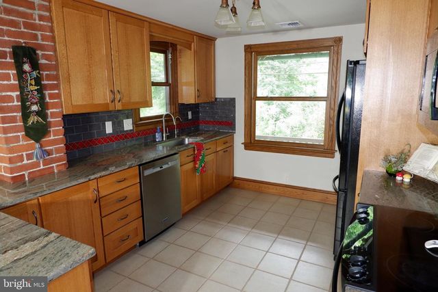 318 N GALEN HALL RD, Wernersville, PA 19565