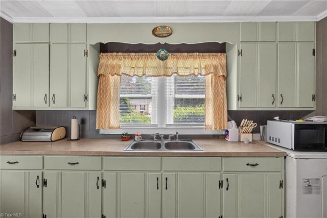 3511 Helmstetler Road, Lexington, NC 27295