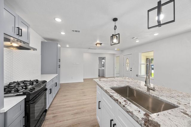 905 Elm Avenue, Pasadena, TX 77506