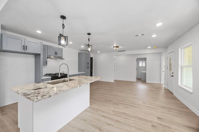 905 Elm Avenue, Pasadena, TX 77506