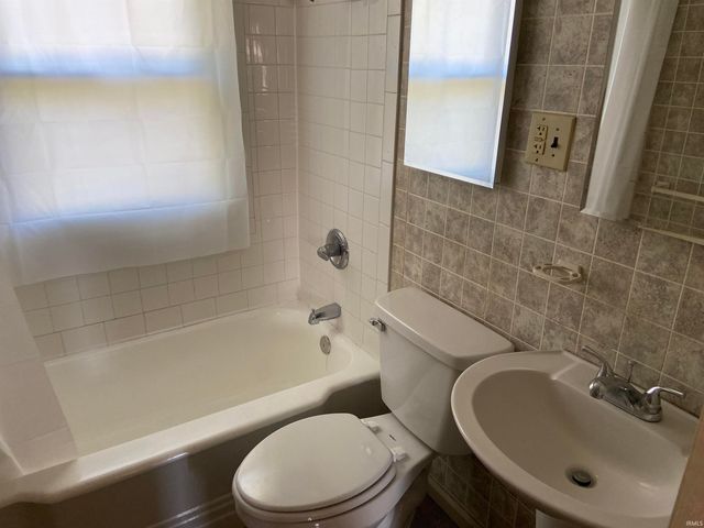 706 S Lake Street, South Bend, IN 46619