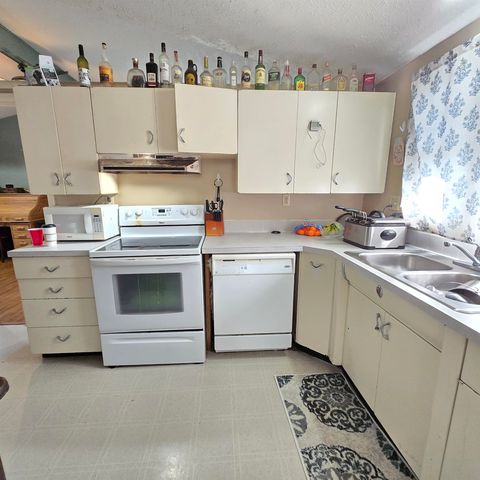 147-149 Hoover Ct, Salina, KS 67401