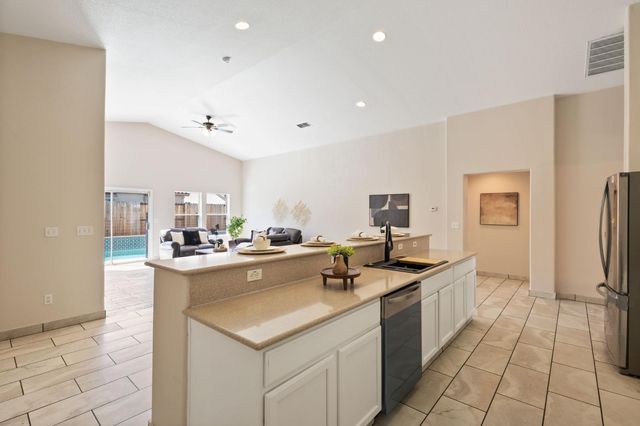 609 Roadrunner Dr, Patterson, CA 95363