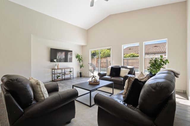 609 Roadrunner Dr, Patterson, CA 95363