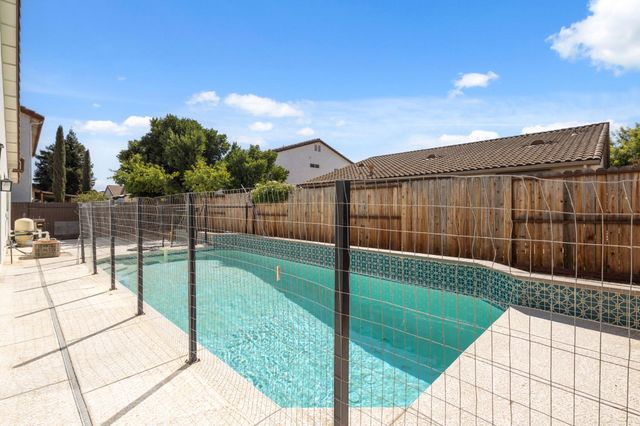 609 Roadrunner Dr, Patterson, CA 95363