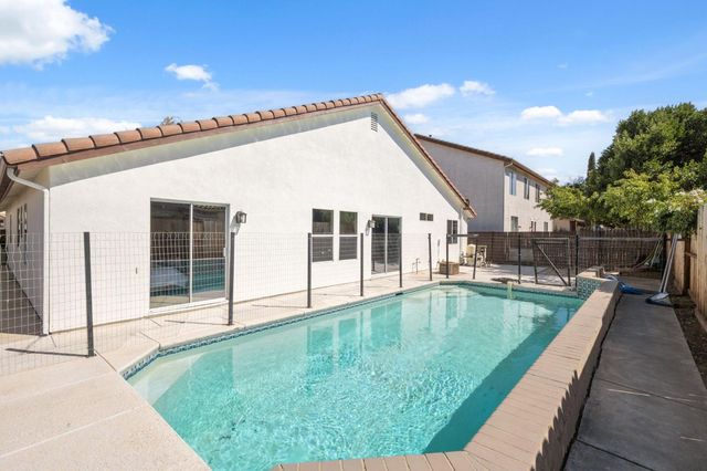 609 Roadrunner Dr, Patterson, CA 95363