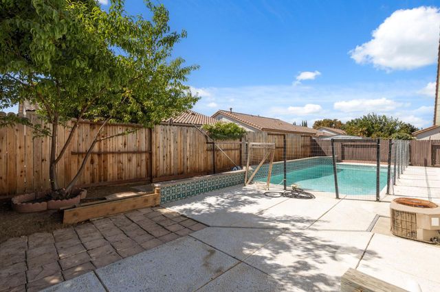 609 Roadrunner Dr, Patterson, CA 95363