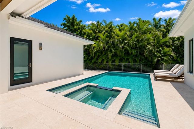 1364 Cypress Woods DR, Naples, FL 34103