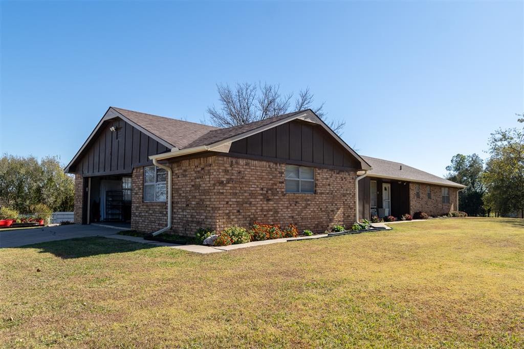 Image 1 of property listing at 109 Tanglewood Drive, Pauls Valley, OK 73075