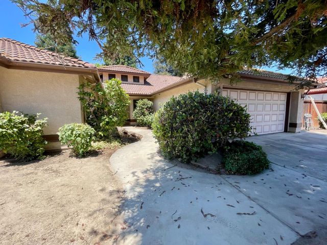 838 E Catalina Circle, Fresno, CA 93730