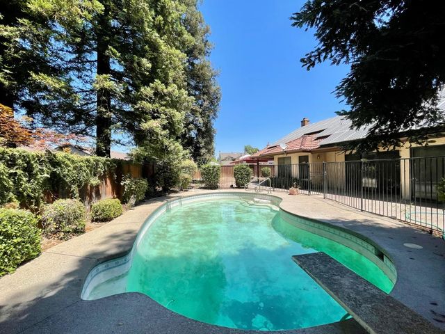 838 E Catalina Circle, Fresno, CA 93730