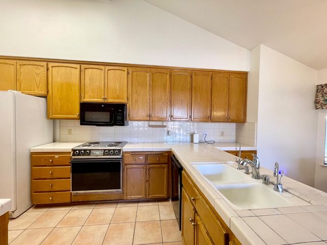 838 E Catalina Circle, Fresno, CA 93730