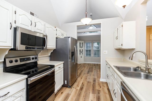 302 Eastbridge Ct 302, Louisville, KY 40223