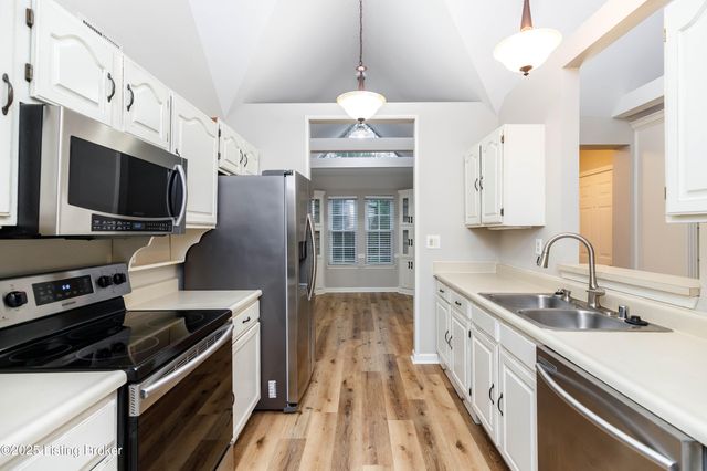 302 Eastbridge Ct 302, Louisville, KY 40223