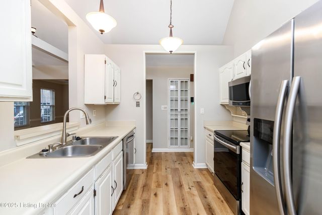 302 Eastbridge Ct 302, Louisville, KY 40223