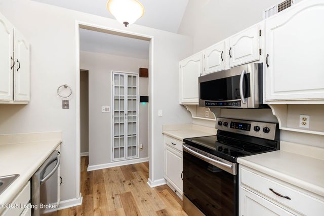 302 Eastbridge Ct 302, Louisville, KY 40223