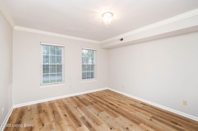 302 Eastbridge Ct 302, Louisville, KY 40223