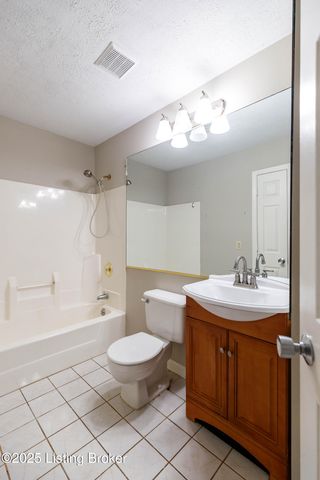 302 Eastbridge Ct 302, Louisville, KY 40223