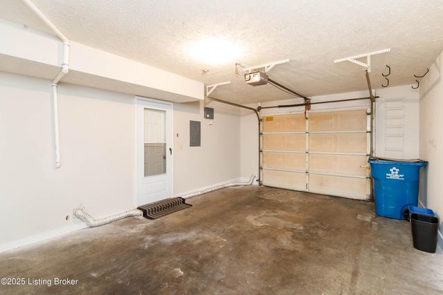 302 Eastbridge Ct 302, Louisville, KY 40223