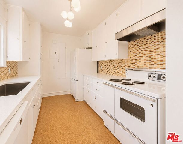 5366 Village, Los Angeles, CA 90016