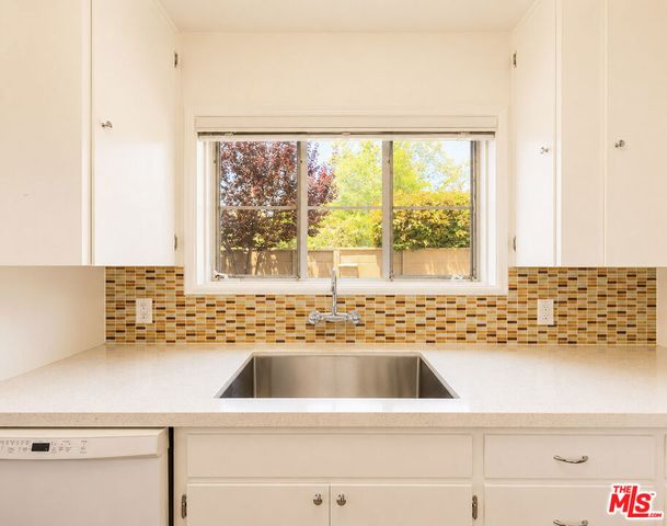 5366 Village, Los Angeles, CA 90016