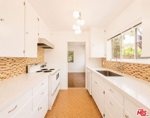5366 Village, Los Angeles, CA 90016