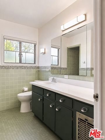 5366 Village, Los Angeles, CA 90016
