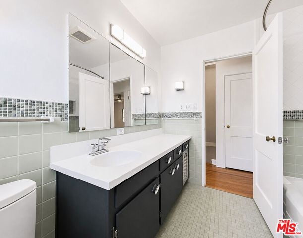 5366 Village, Los Angeles, CA 90016