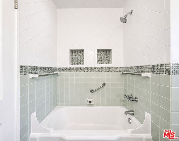 5366 Village, Los Angeles, CA 90016