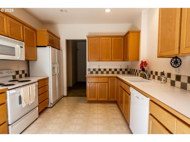 1875 LAKE COVE Ave, Eugene, OR 97408