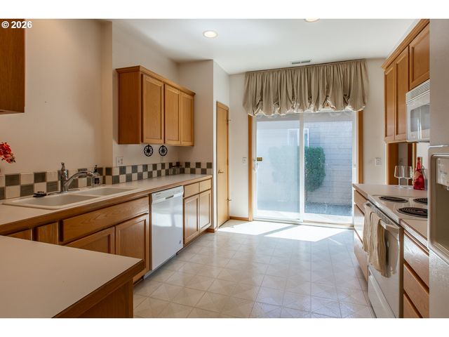 1875 LAKE COVE Ave, Eugene, OR 97408