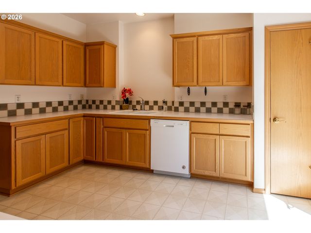 1875 LAKE COVE Ave, Eugene, OR 97408
