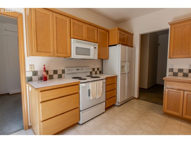 1875 LAKE COVE Ave, Eugene, OR 97408
