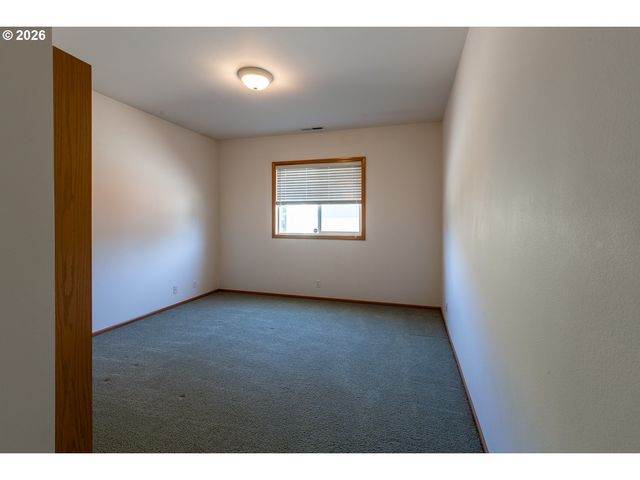 1875 LAKE COVE Ave, Eugene, OR 97408