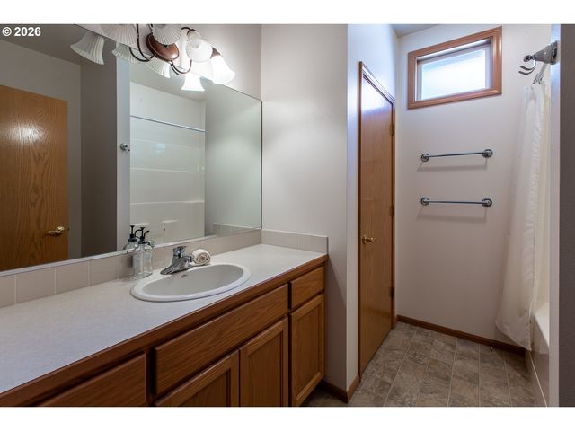 1875 LAKE COVE Ave, Eugene, OR 97408