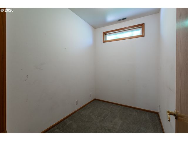 1875 LAKE COVE Ave, Eugene, OR 97408