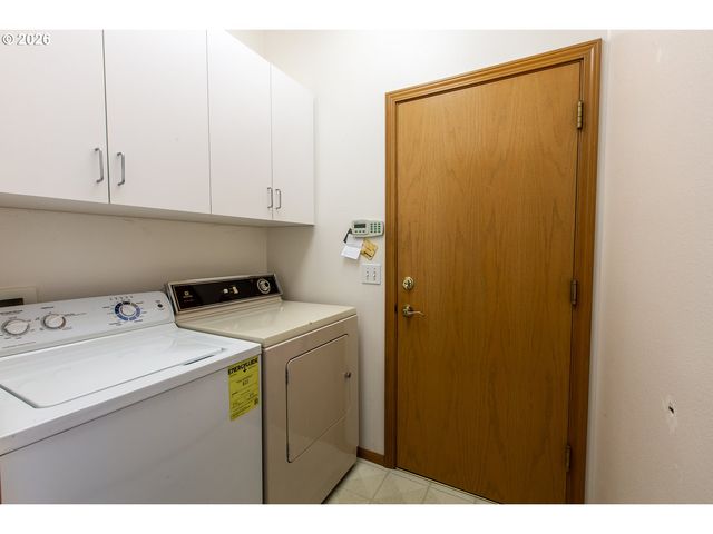 1875 LAKE COVE Ave, Eugene, OR 97408