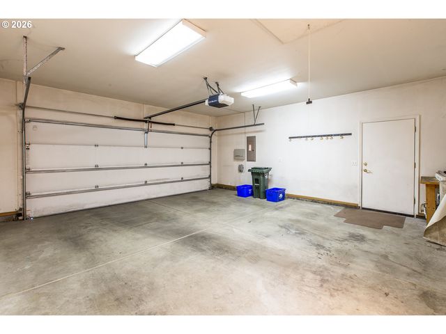 1875 LAKE COVE Ave, Eugene, OR 97408