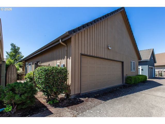 1875 LAKE COVE Ave, Eugene, OR 97408