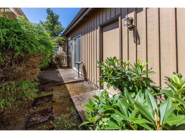 1875 LAKE COVE Ave, Eugene, OR 97408